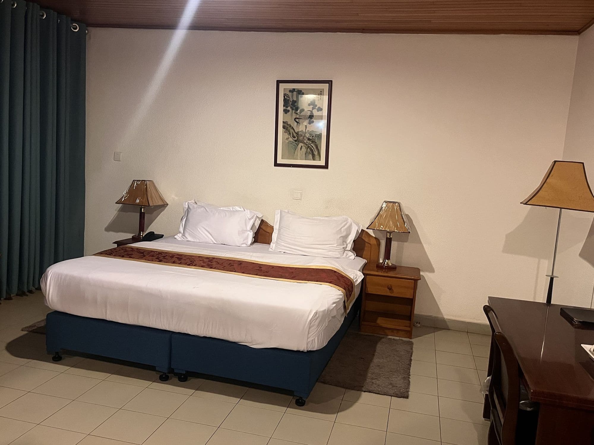 Double room with bedside lamps and a work desk
